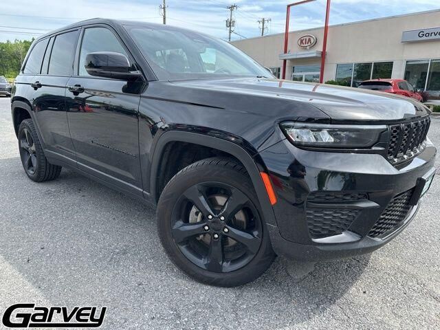 2023 Jeep Grand Cherokee Altitude — photo 1 of 26