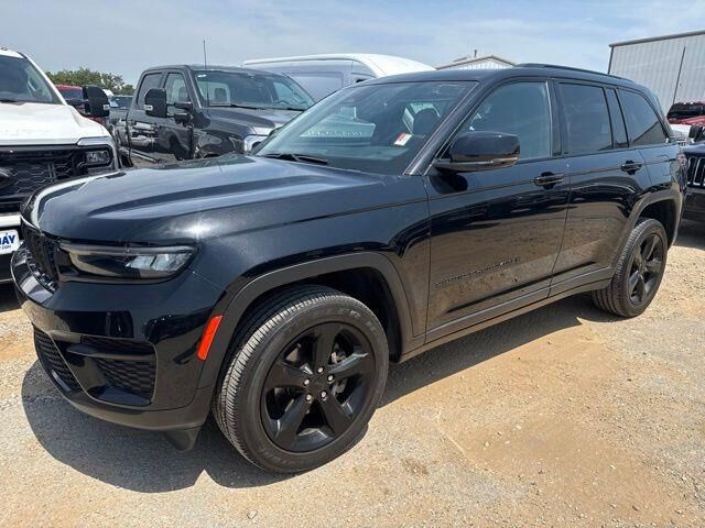 2023 Jeep Grand Cherokee Laredo — photo 1 of 52