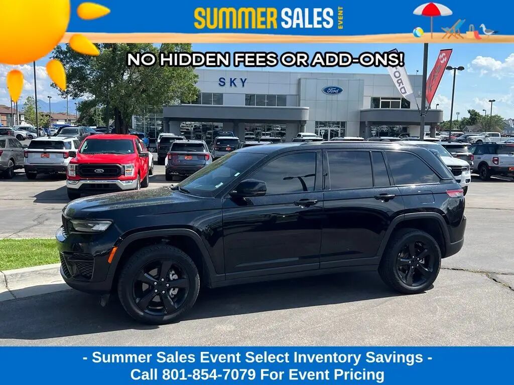 2023 Jeep Grand Cherokee Laredo — photo 1 of 19