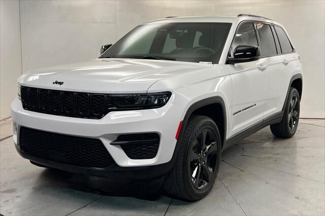 2023 Jeep Grand Cherokee Altitude — photo 1 of 13