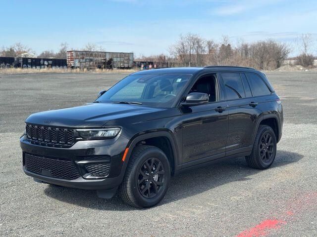 2024 Jeep Grand Cherokee Laredo — photo 1 of 13
