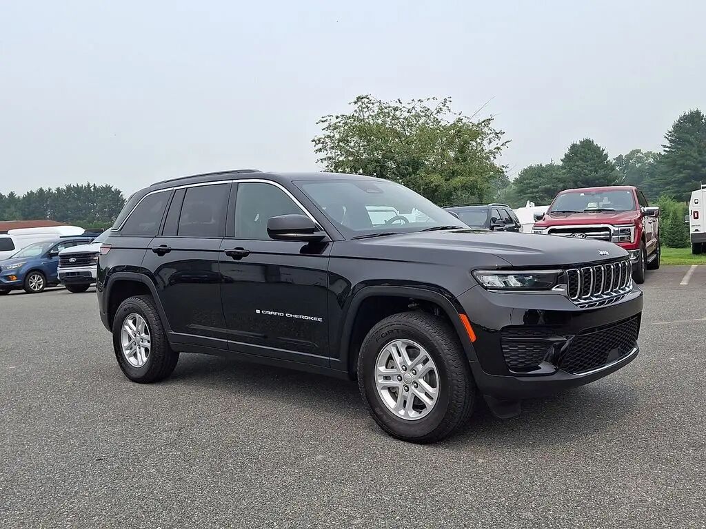2024 Jeep Grand Cherokee Laredo — photo 1 of 14