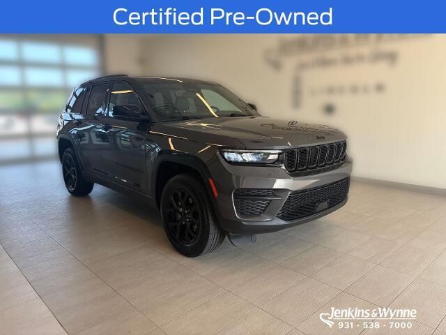 2024 Jeep Grand Cherokee Laredo — photo 1 of 26