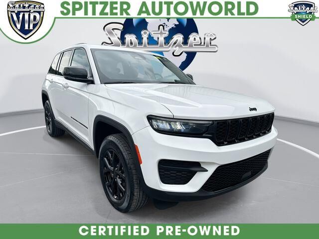 2024 Jeep Grand Cherokee Laredo — photo 1 of 12