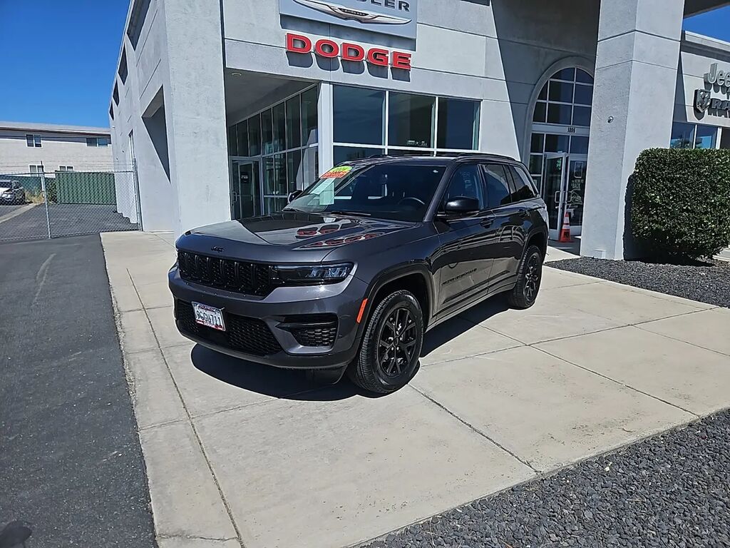 2024 Jeep Grand Cherokee Laredo — photo 1 of 13