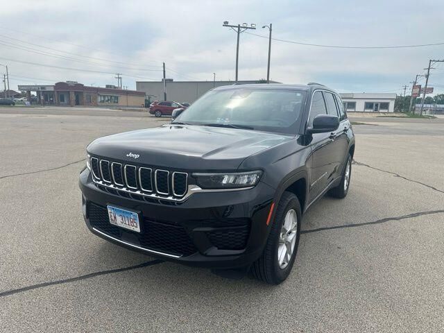 2024 Jeep Grand Cherokee Laredo — photo 1 of 27