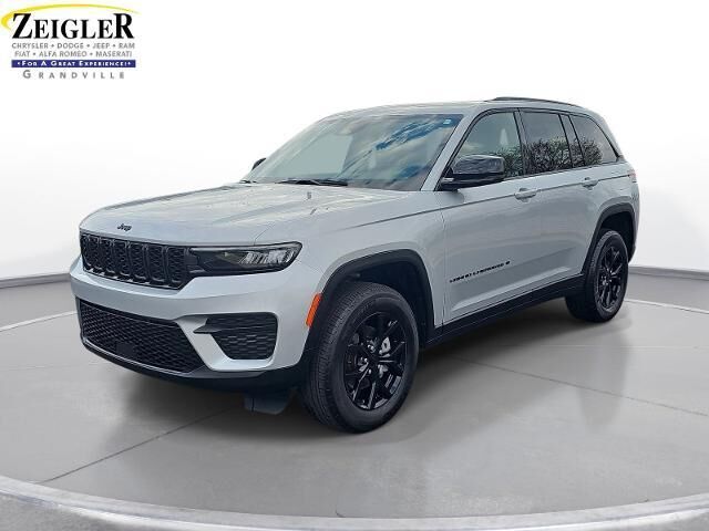 2024 Jeep Grand Cherokee Laredo — photo 1 of 10