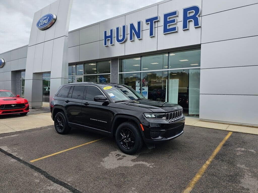 2023 Jeep Grand Cherokee Laredo — photo 1 of 2