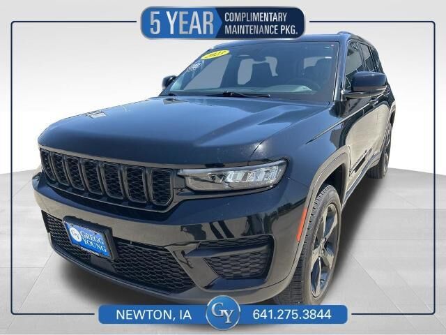 2023 Jeep Grand Cherokee Laredo — photo 1 of 28