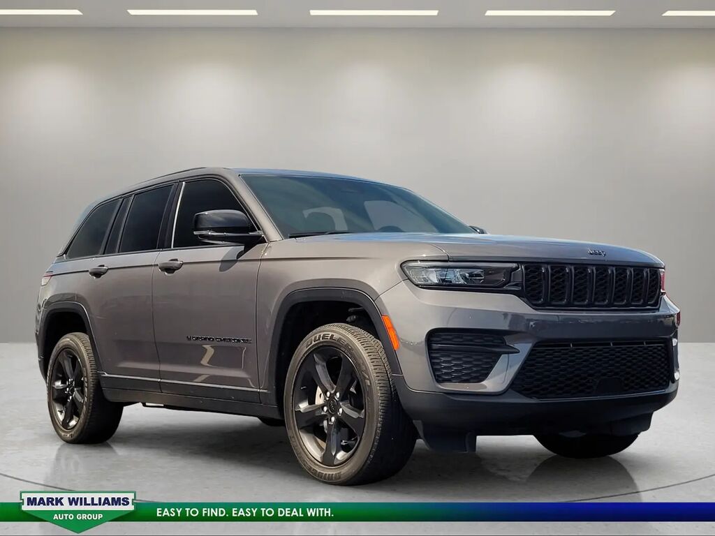 2023 Jeep Grand Cherokee Laredo — photo 1 of 11