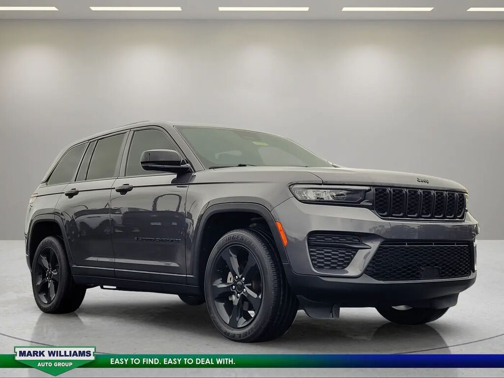 2023 Jeep Grand Cherokee Laredo — photo 1 of 12