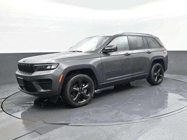 2023 Jeep Grand Cherokee Laredo — photo 1 of 13
