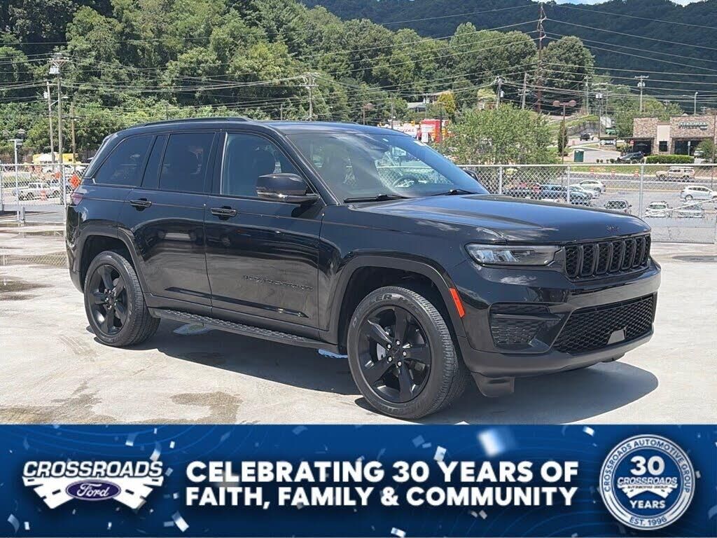 2023 Jeep Grand Cherokee Laredo — photo 1 of 14