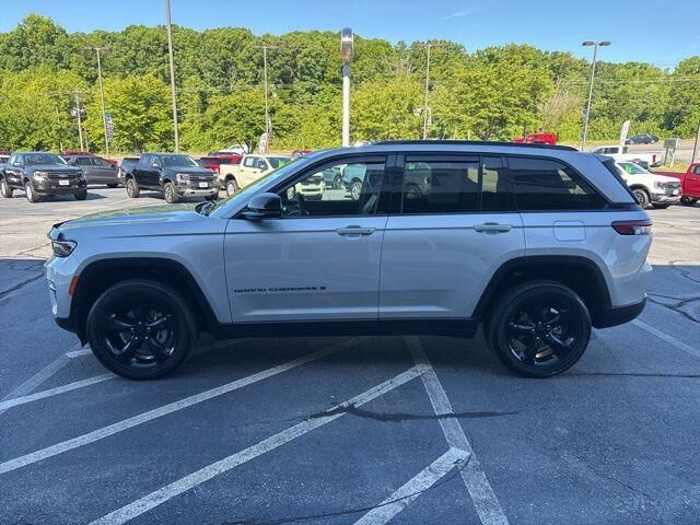 2024 Jeep Grand Cherokee Laredo — photo 1 of 13