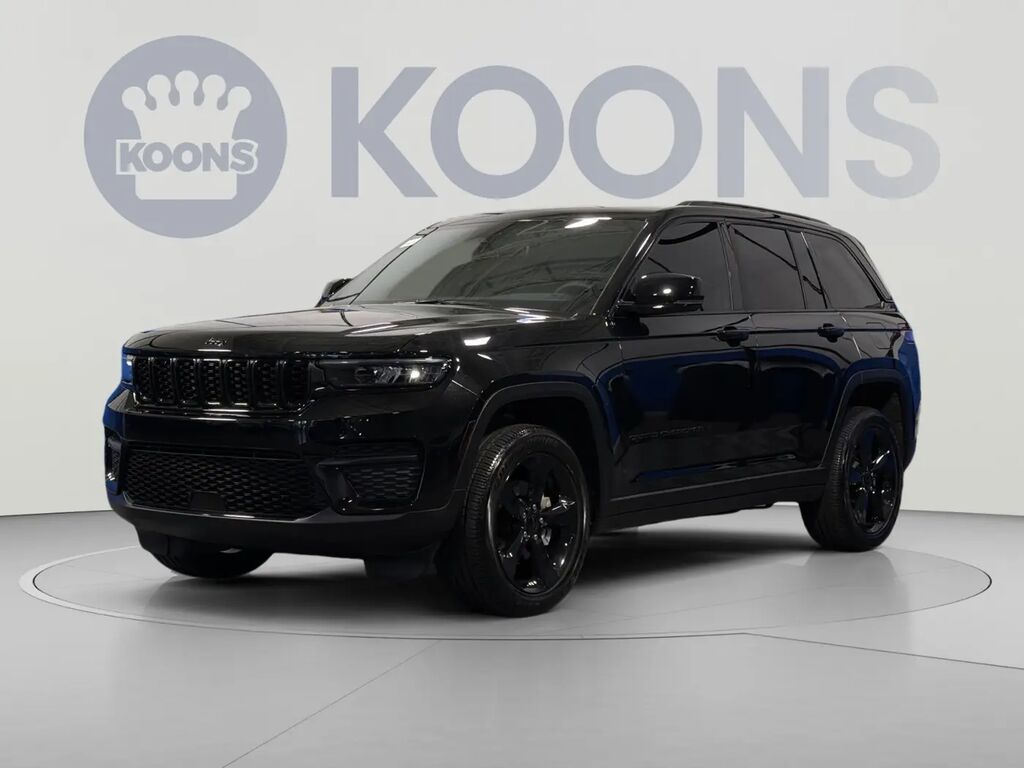 2024 Jeep Grand Cherokee Laredo — photo 1 of 13