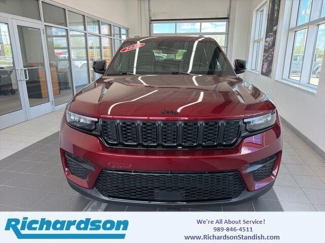 2025 Jeep Grand Cherokee Laredo — photo 1 of 13