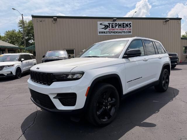 2025 Jeep Grand Cherokee Laredo — photo 1 of 13