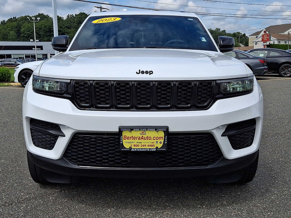 2023 Jeep Grand Cherokee Altitude — photo 1 of 13