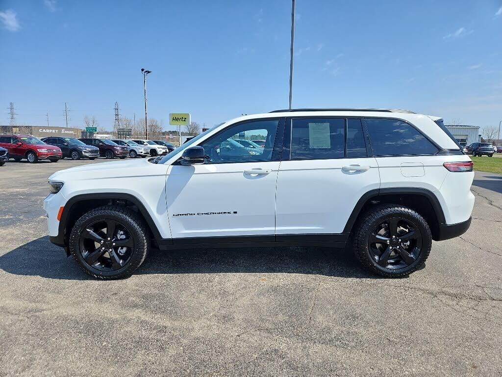 2023 Jeep Grand Cherokee Laredo — photo 1 of 14