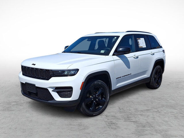 2023 Jeep Grand Cherokee Altitude — photo 1 of 13