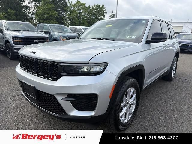 2023 Jeep Grand Cherokee Laredo — photo 1 of 26