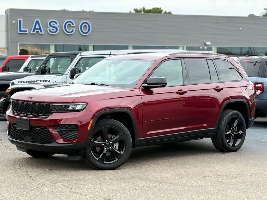 2023 Jeep Grand Cherokee Laredo — photo 1 of 13