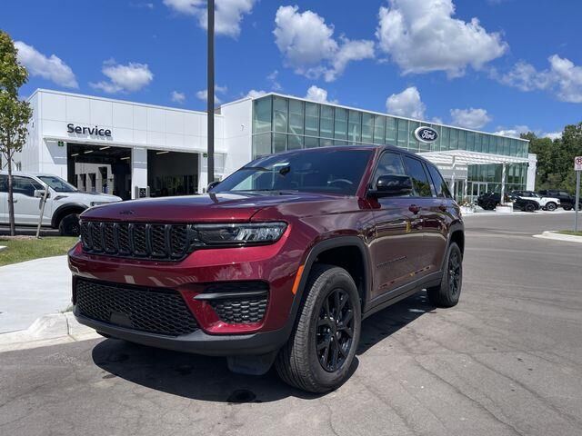 2024 Jeep Grand Cherokee Laredo — photo 1 of 8