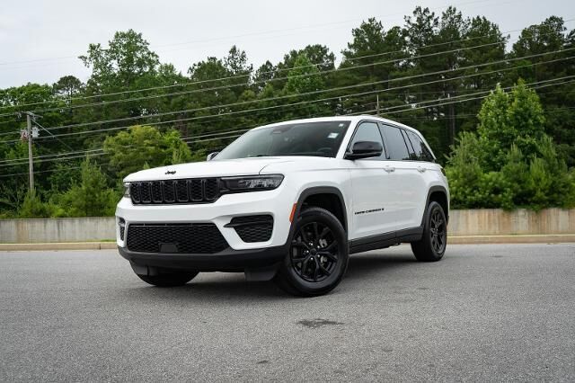 2025 Jeep Grand Cherokee Laredo — photo 1 of 13