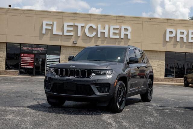 2025 Jeep Grand Cherokee Laredo — photo 1 of 13