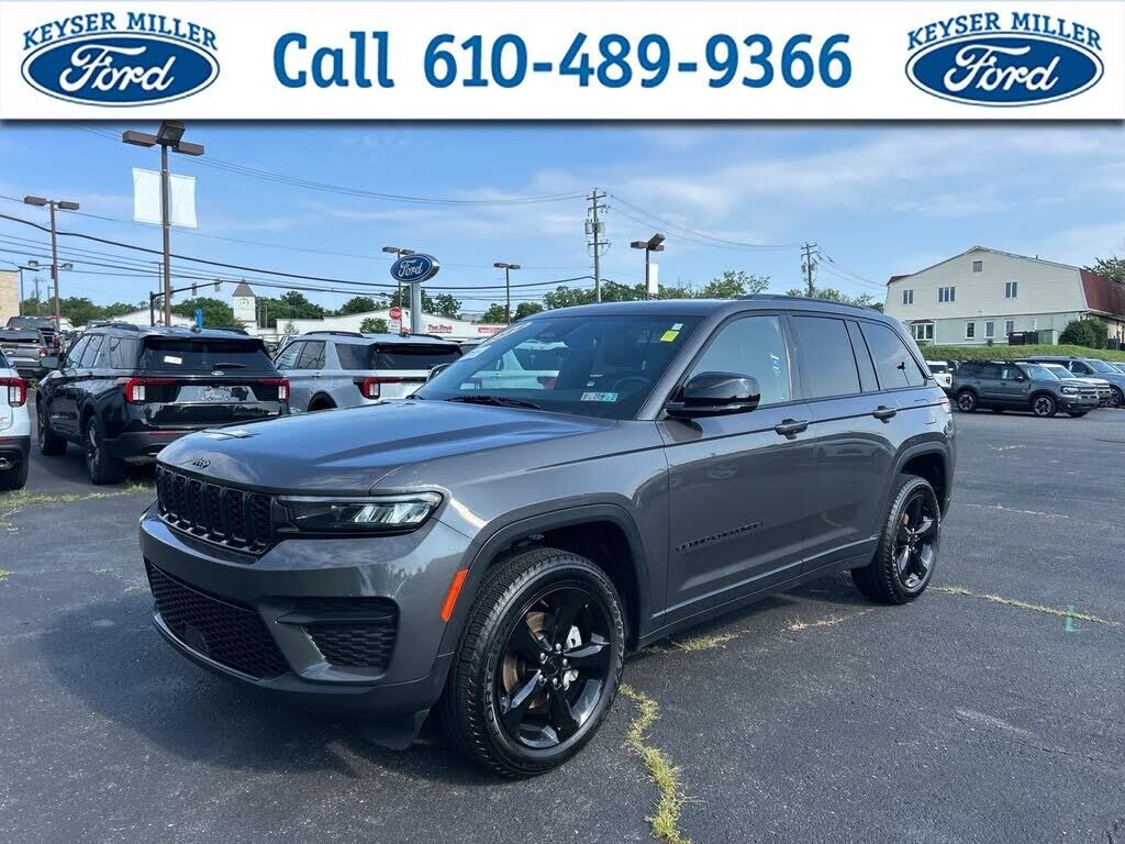 2022 Jeep Grand Cherokee Laredo — photo 1 of 1