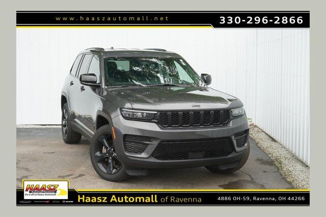 2023 Jeep Grand Cherokee Altitude — photo 1 of 1