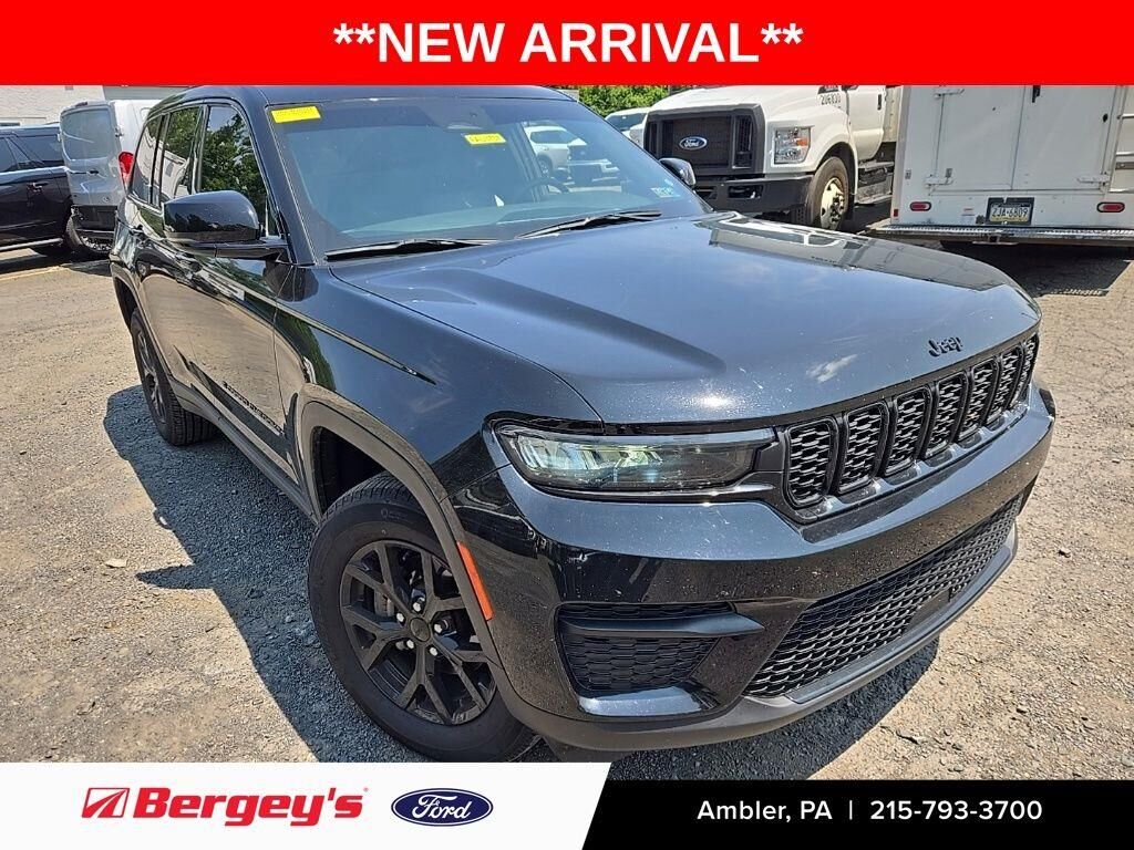 2024 Jeep Grand Cherokee Laredo — photo 1 of 6