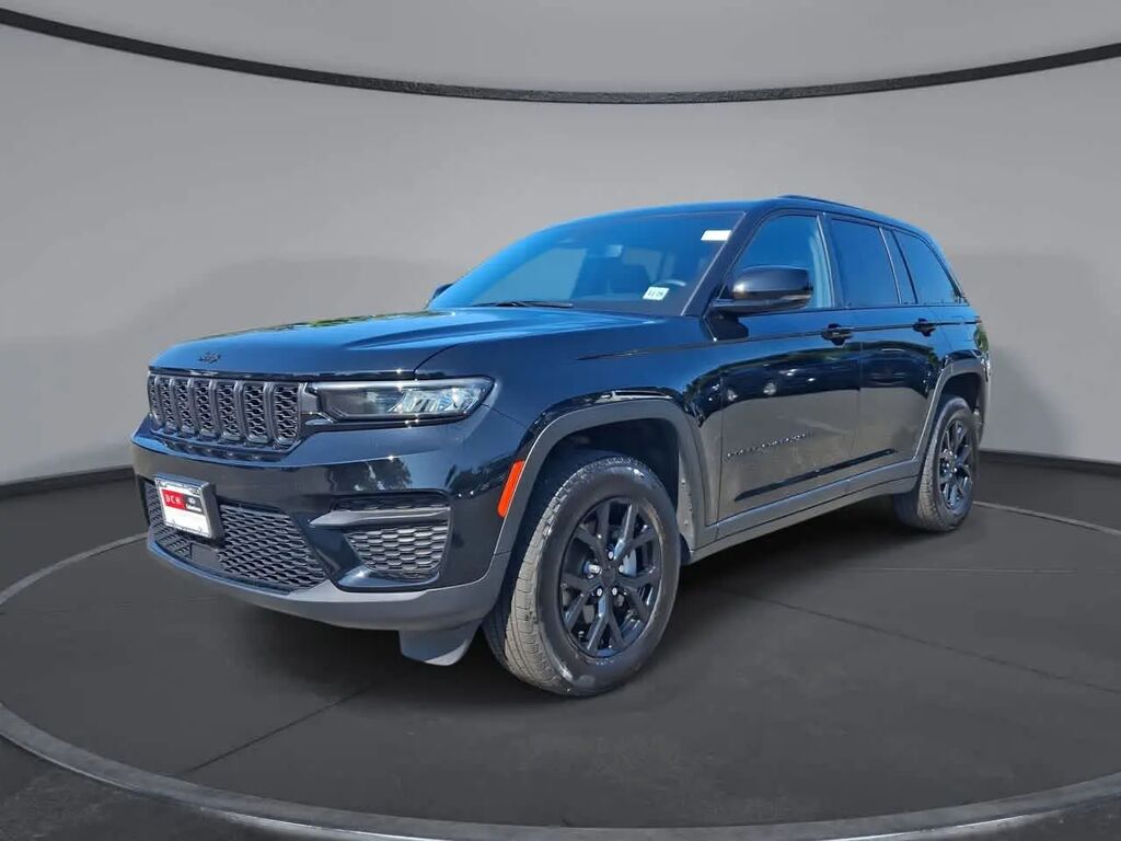 2025 Jeep Grand Cherokee Laredo — photo 1 of 13