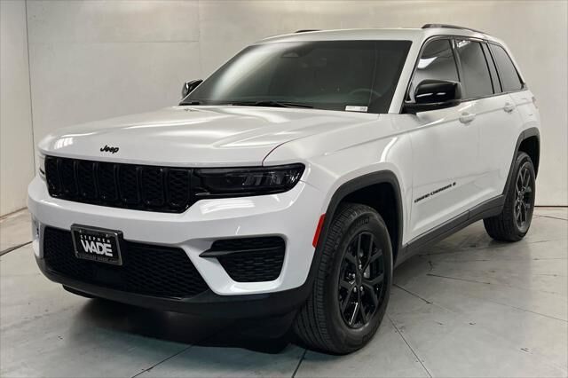 2025 Jeep Grand Cherokee Altitude — photo 1 of 13