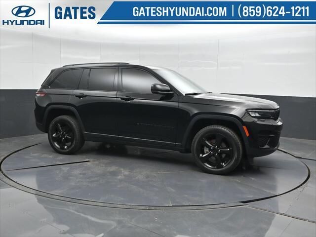 2023 Jeep Grand Cherokee Altitude — photo 1 of 26