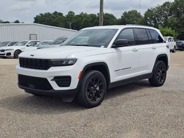 2024 Jeep Grand Cherokee Altitude — photo 1 of 13