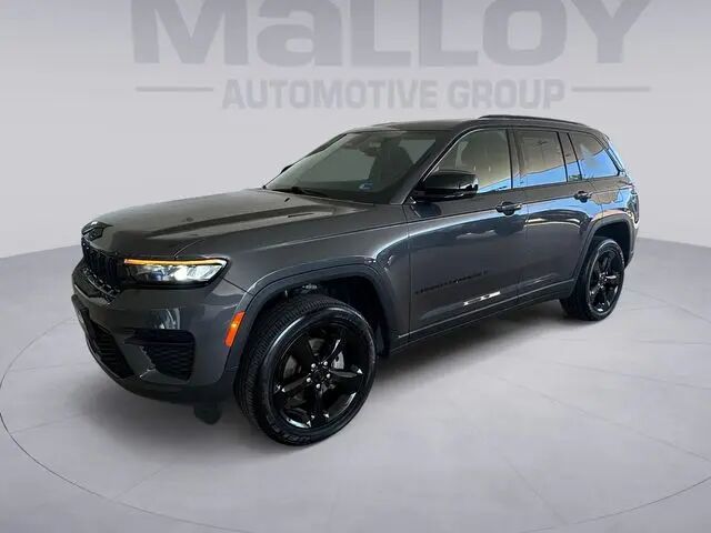 2024 Jeep Grand Cherokee Laredo — photo 1 of 14