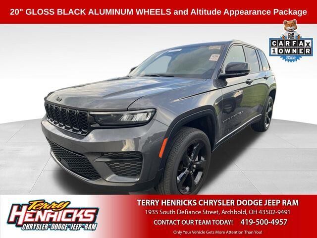 2024 Jeep Grand Cherokee Laredo — photo 1 of 12