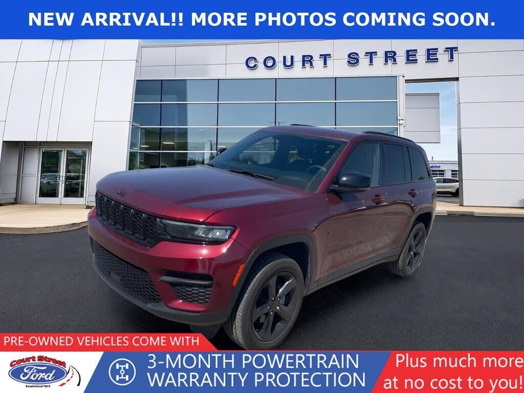 2024 Jeep Grand Cherokee Laredo — photo 1 of 1