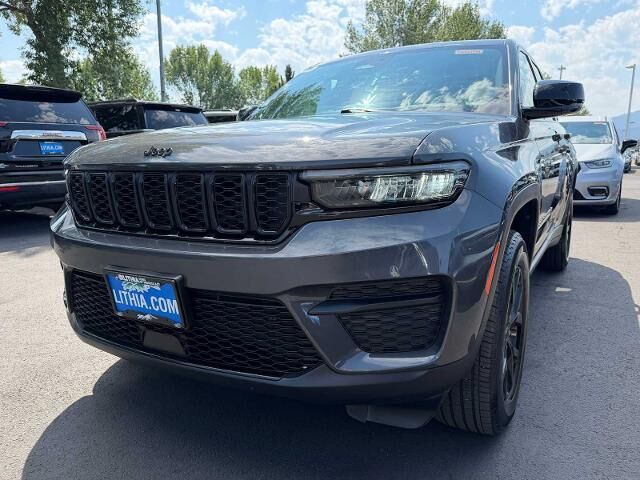 2024 Jeep Grand Cherokee Laredo — photo 1 of 13