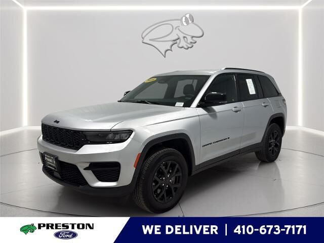 2025 Jeep Grand Cherokee Laredo — photo 1 of 13