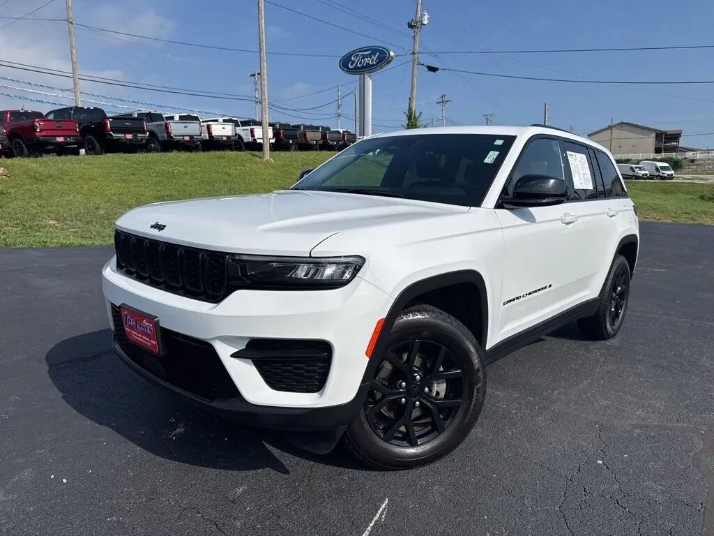 2025 Jeep Grand Cherokee Laredo — photo 1 of 13