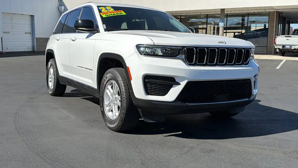 2025 Jeep Grand Cherokee Laredo — photo 1 of 13