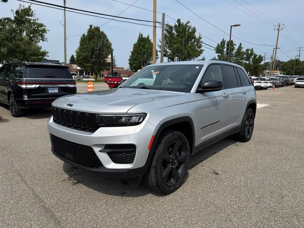 2023 Jeep Grand Cherokee Laredo — photo 1 of 13