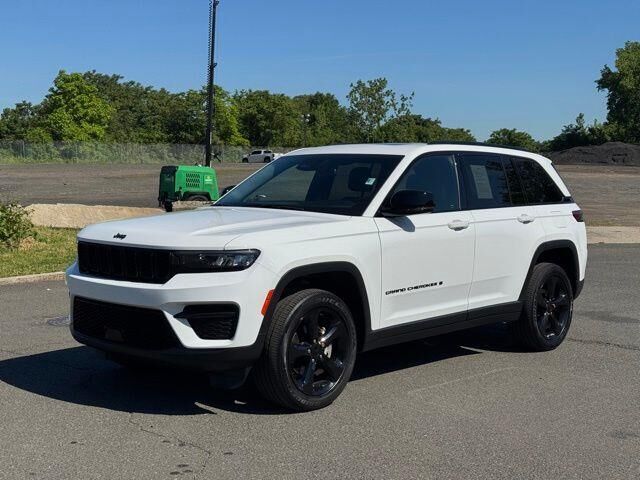 2023 Jeep Grand Cherokee Laredo — photo 1 of 13