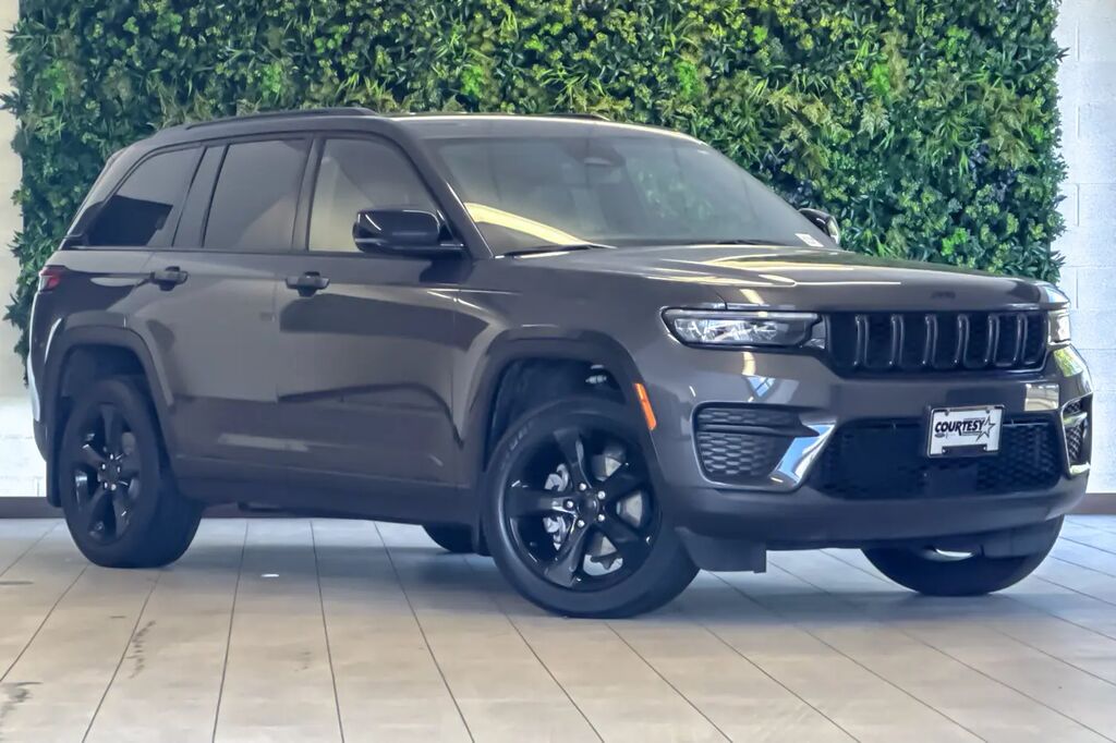 2023 Jeep Grand Cherokee Laredo — photo 1 of 13