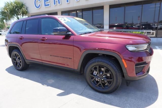 2024 Jeep Grand Cherokee Laredo — photo 1 of 13