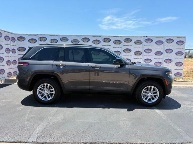 2024 Jeep Grand Cherokee Laredo — photo 1 of 40