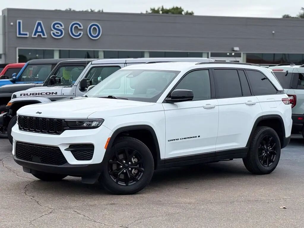 2025 Jeep Grand Cherokee Laredo — photo 1 of 13