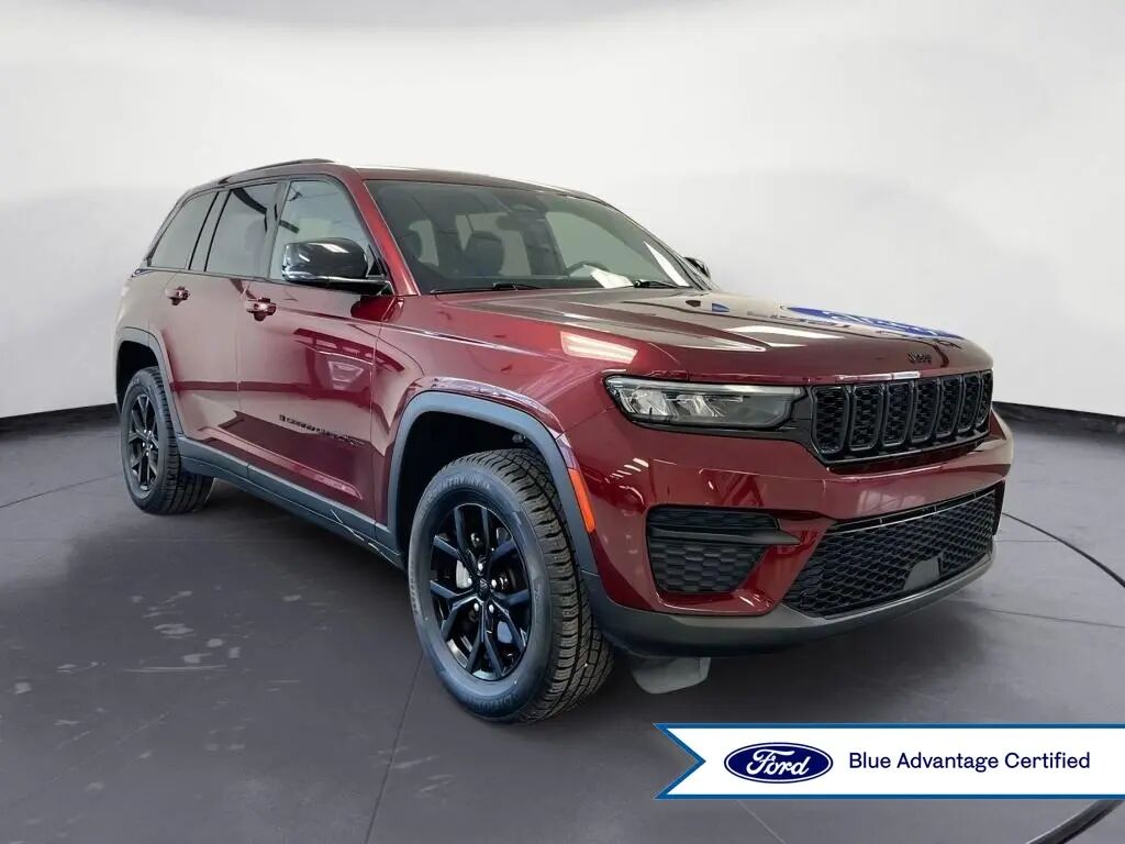 2025 Jeep Grand Cherokee Laredo — photo 1 of 13